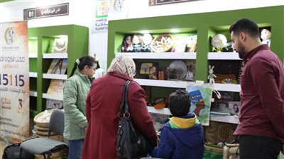 خلال يومه الأول .. إقبال كبير من الزائرين على جناح 