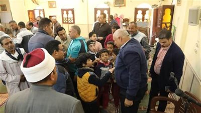 محافظ الوادي الجديد في لقاءً مع المواطنين بالمسجد بعد صلاة الجمعة 