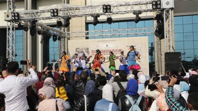 تفاعل الجمهور مع عروض كورال الأسمرات وفنون الإسماعيلية بمعرض الكتاب 