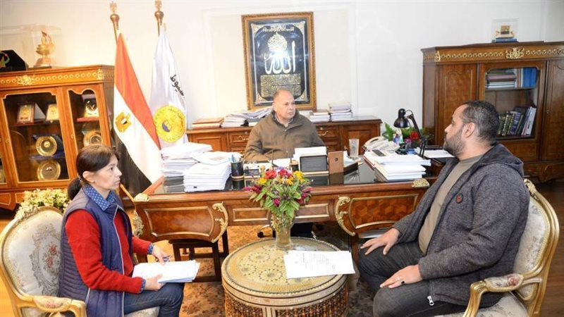 محافظ أسيوط يناقش