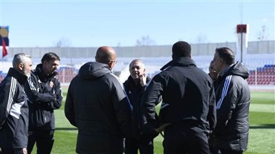 الأهلي في المونديال| «كولر» يجتمع بالجهاز الفني واللاعبين قبل انطلاق المران