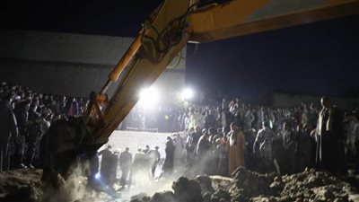 أهالي نزلة عبيد بالمنيا يشيعون جنازة 3 عمال مصرعهم داخل خزان صرف