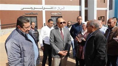نائب محافظ المنيا يتفقد مشروعات حياة كريمة بالمعصرة ويتابع ورشة تدريبية للطلاب.. صور