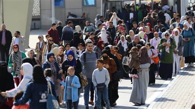 إقبال كبير على معرض القاهرة للكتاب في خامس أيامه.. صور 