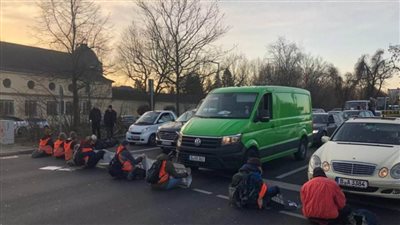 نشطاء مناخ يغلقون الطرق الرئيسية المؤدية إلى لاهاي