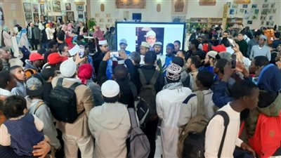 الطلاب الوافدون يبتهلون وسط حضور جماهيري لافت بمعرض الكتاب