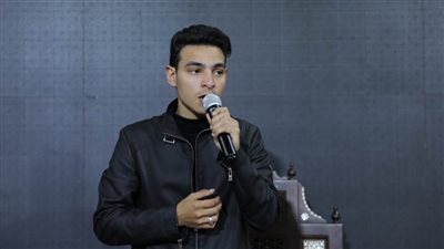 نجم «الدوم» ابن الأزهر يغرد لزوار جناح الأزهر بمعرض الكتاب