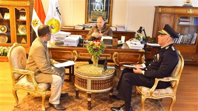  محافظ أسيوط يلتقي مدير المرور لبحث ومناقشة عدد من الموضوعات لتحقيق السيولة المرورية وتركيب اللافتات والعلامات الجديدة الشوارع