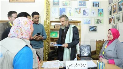 ممثل منظمة الأمم المتحدة للطفولة- يونيسيف يتفقد جناح الأزهر بمعرض الكتاب