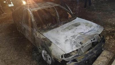 مستوطنون يحرقون مركبتين ويخطون شعارات عنصرية في 