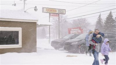 مصرع شخصين وإلغاء أكثر من 1700 رحلة جوية في أمريكا بسبب العواصف الثلجية