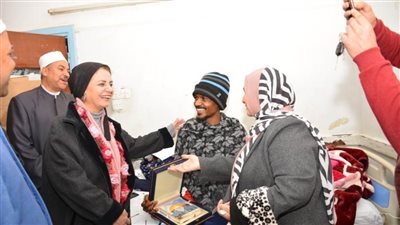  الإمام الأكبر يطمئن على الشاب السوداني منقذ ضحية حادثة القطار بأسيوط