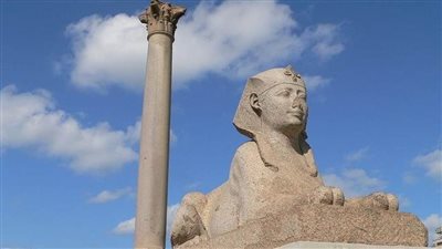 عمود السواري بالإسكندرية.. نحت من الجرانيت الأحمر تخليدًا لإمبراطور روماني