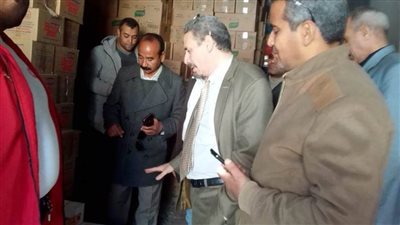 ضبط مخزنين بداخلهما كميات من الزيت والأرز والسكر وعرضها للمواطنين بالمنافذ بأسعار مخفضة بـ