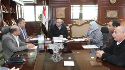 محافظ بني سويف يناقش تنفيذ الحلول المتاحة لمشكلة الكهرباء بمنطقة أرض الطيارين