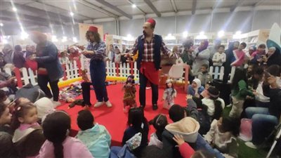 تفاعل جماهيري مع عروض الأراجوز في اليوم الثامن لمعرض الكتاب