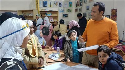 ورشة لتعليم مبادئ فن الكاريكاتير بركن الوافدين بجناح الأزهر في معرض الكتاب