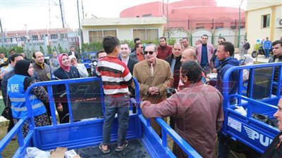 محافظ كفر الشيخ يسلم 19 تروسيكل للأسر الأكثر احتياجًا