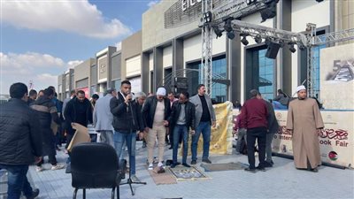 زوار معرض الكتاب يصلون الجمعة بساحات مركز مصر للمعارض الدولية