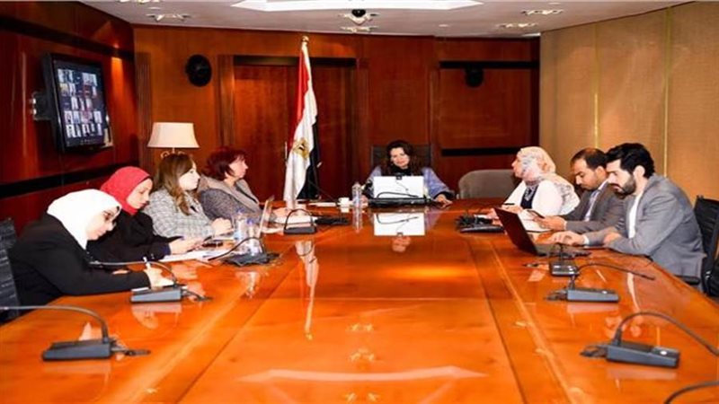 وزيرة الهجرة تعقد