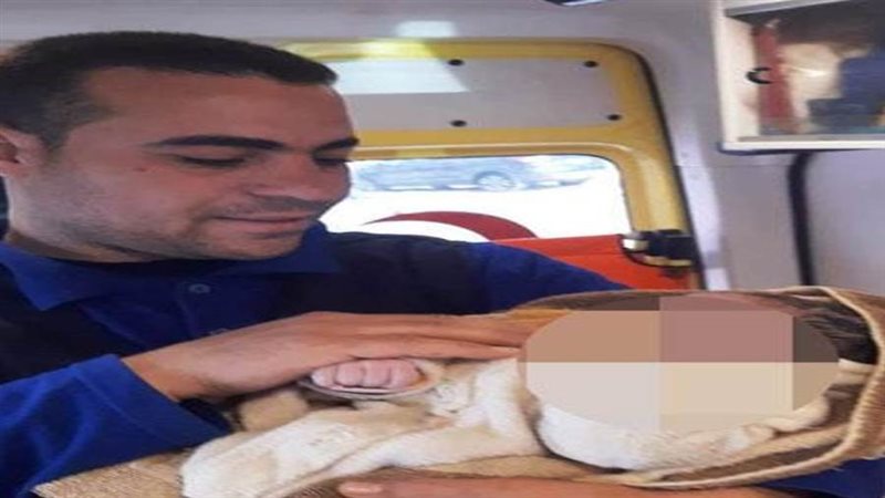 المسعف يحمل الطفل