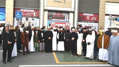 المحكمون والمتسابقون المشاركون بالمسابقة العالمية للقرآن الكريم في زيارة لمعرض الكتاب