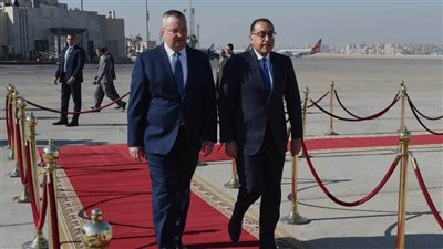 رئيس الوزراء يستقبل نظيره الروماني بمطار القاهرة