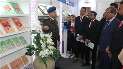 رئيس جامعة سوهاج والطلاب يتفقدون جناح وزارة الدفاع بمعرض القاهرة الدولي للكتاب 