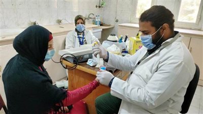 صحة المنيا تقدم الخدمات الطبية لـ1990 حالة بقرية منبال بمطاي