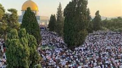 60 ألف فلسطيني يؤدون صلاة الجمعة في رحاب المسجد الأقصى