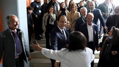 الناخبون في قبرص يبدأون التصويت في الانتخابات الرئاسية