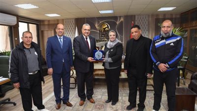 رئيس جامعة أسيوط تتسلم درع  الإتحاد المصري البارالمبي لكرة الطائرة للمعاقين