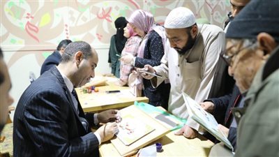 ركن الخط العربي يد تكتب والأخرى ترسم البسمة لزوار 