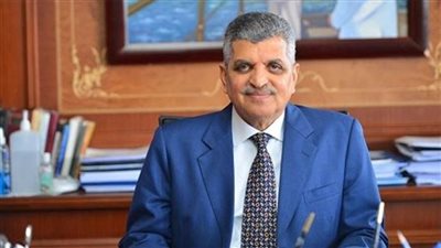 رئيس هيئة قناة السويس يبحث سبل جذب خطوط ملاحية جديدة 