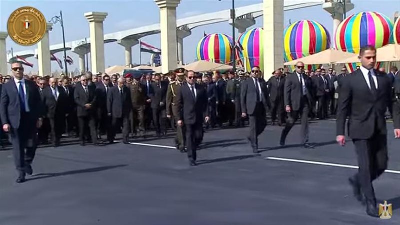 السيسي يتقدم الجنازة