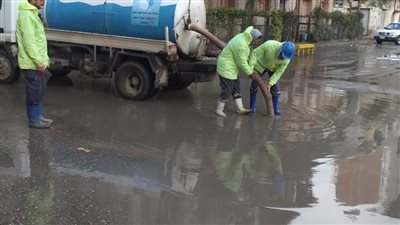 جهود مكثفة لعمال شبكات الصرف الصحي بالبحيرة لمجابهة سقوط الأمطار