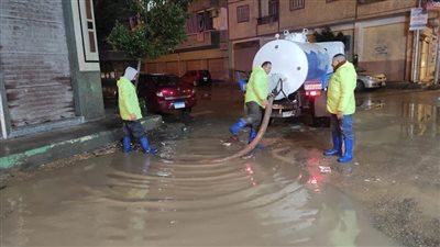 فرق وأطقم الأزمات بالبحيرة تواصل رفع آثار الأمطار بالشوارع والميادين