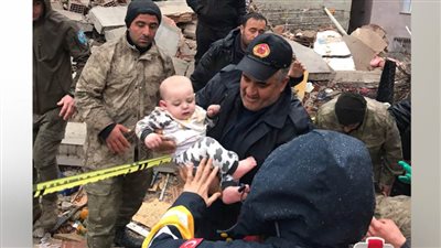 سي إن إن: إنقاذ صبي من تحت أنقاض زلزال تركيا بعد أكثر من 24 ساعة