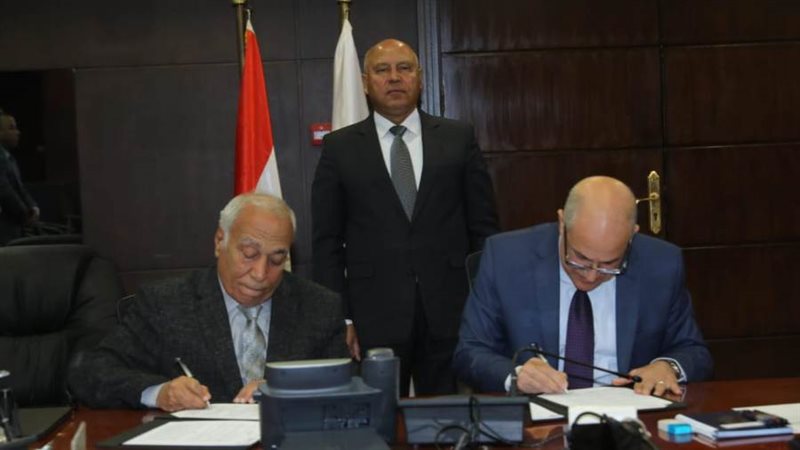 وزير النقل يشهد توقيع