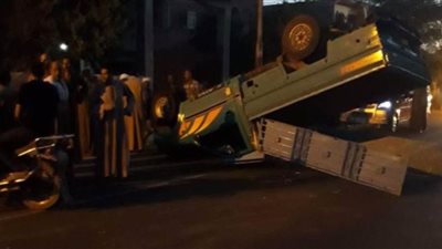 إصابة 12 عاملا في انقلاب سيارة نقل على طريق 