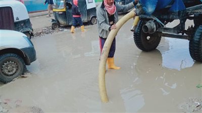 جهود كبيرة لرفع آثار الأمطار بالشوارع والطرق الرئيسية بمدن ومراكز البحيرة 