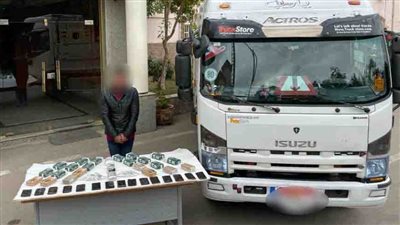 فى ضربة أمنية حاسمة.. ضبط 15 كيلو جرامًا من الحشيش المخدر مخبأة داخل مخبأ سرى بسيارة نقل بالقاهرة