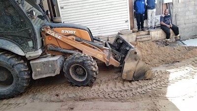 هبوط أرضي بأحد شوارع مدينة العريش