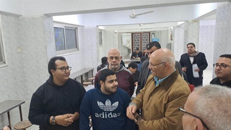 رئيس جامعة بنها والطلاب