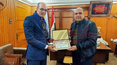 رئيس مدينة بيلا بكفر الشيخ يُكرم المحفظ المثالي بالمسابقة العالمية للقرآن الكريم