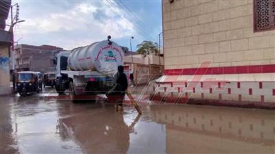 الدفع بسيارات إضافية لشفط مياه الأمطار بشوارع كفر الشيخ