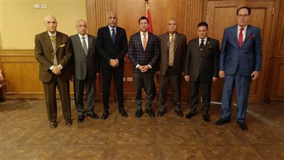 وزير الرياضة يجتمع مع لجنة الانضباط والقيم باتحاد الكرة بحضور علام
