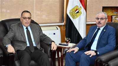 محافظ الشرقية بجامعة قناة السويس.. عضواً بلجنة المناقشة والتحكيم لرسالة ماجستير بكلية الصيدلة 