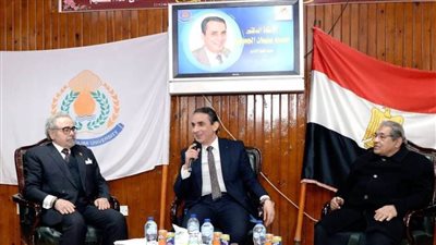 رئيس اتحاد الكتاب في ندوة 