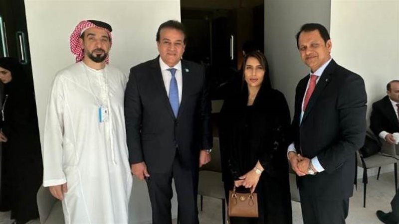 وزير الصحة مع المسؤولين